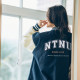 【預購至10/18止，11/23陸續出貨】師大畢聯會合作款_NTNU小花美式棒球外套_紺青琉璃藍